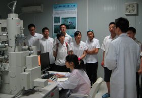 学生分组参观实验室
